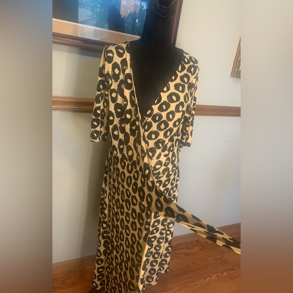 Jones New York Signature Black and Tan Print true
Wraparound Dress size 14 - Picture 2 of 10